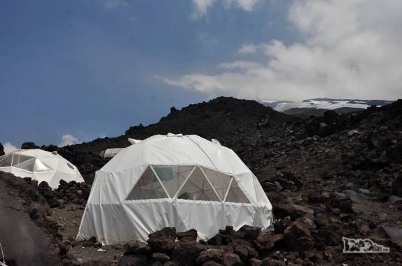 As tendas fixas das agências de turismo formam o campo base nas encostas do vulcão Lanín, na região de Junín de Los Andes, na Argentina